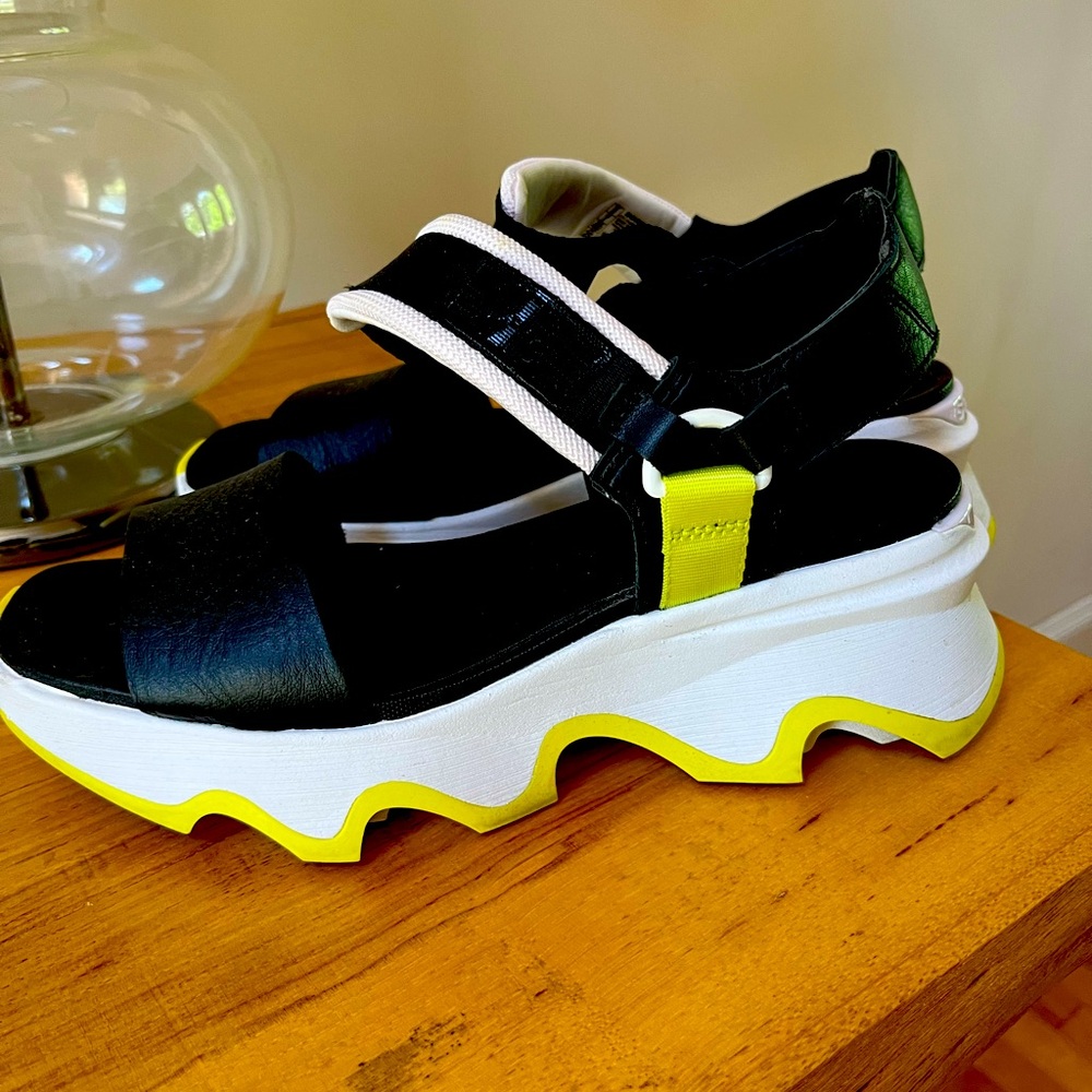 LIKE NEW SOREL Kinetic Impact Y Strap High Sandals Black White Yellow Sz. 9